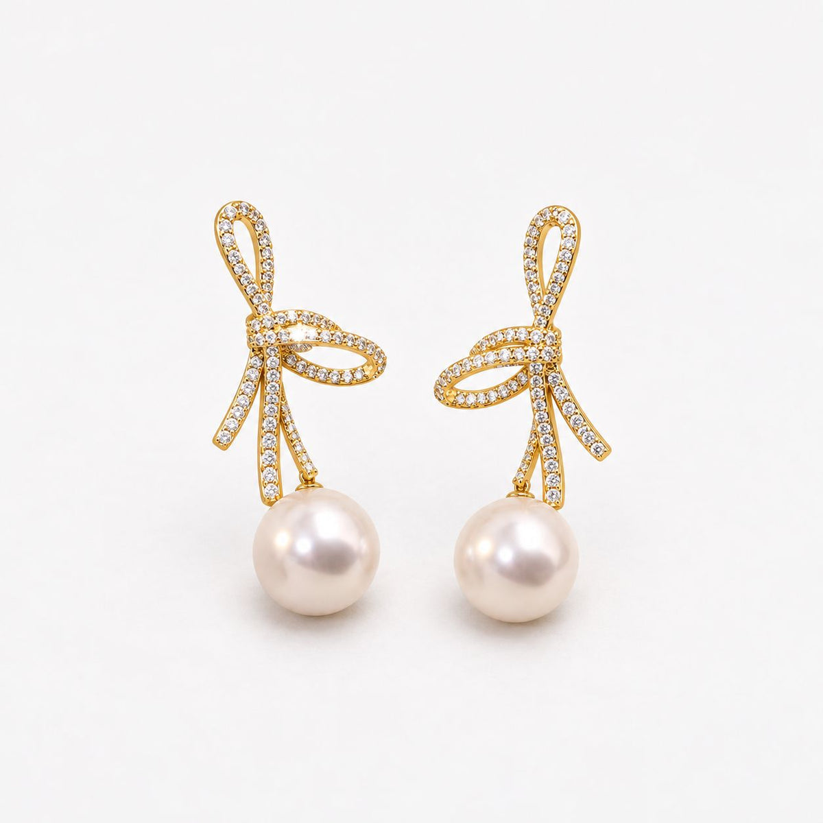 Pearl Earrings with Shiny Bow in Gold