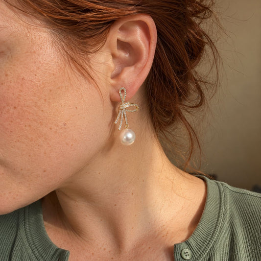 Pearl Earrings with Shiny Bow in Gold